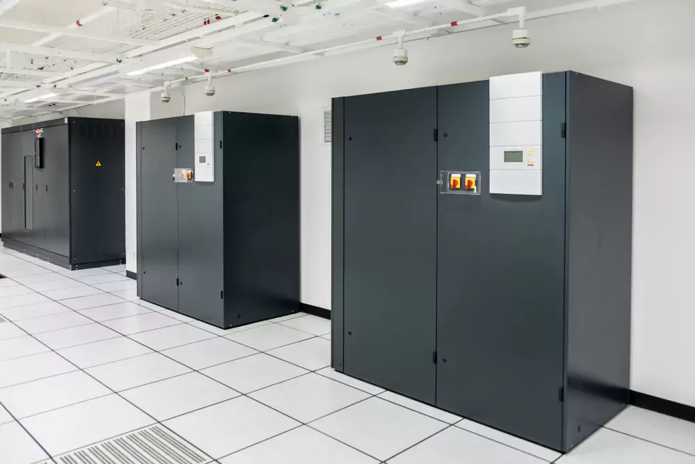 Veri merkezleri için enerji ve altyapı yönetimi, UPS sistemleri ile kesintisiz güç çözümleri