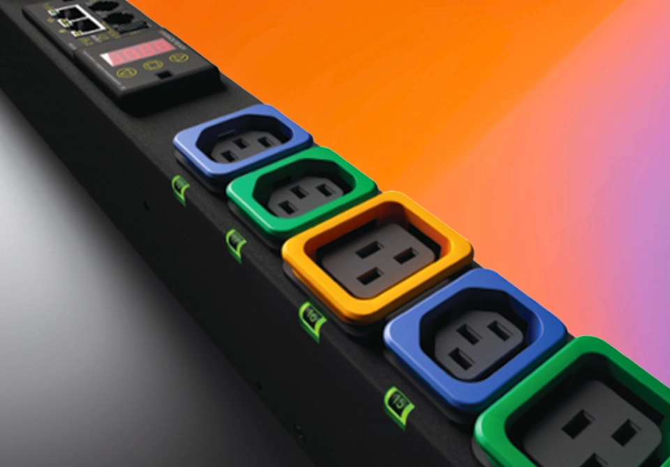 Vertiv Geist rack PDU renk kodlu kombinasyon çıkış detay görünümü